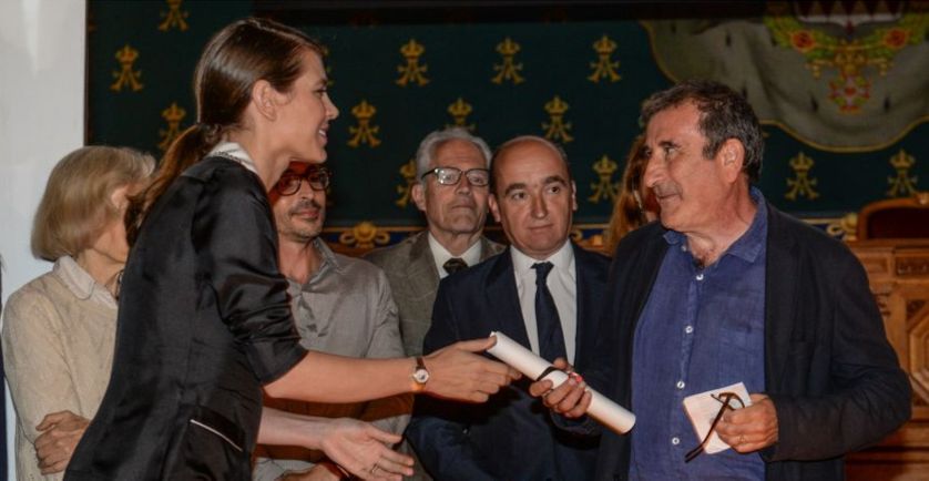 Charlotte Casiraghi remet le prix des rencontres de philosophie de Monaco (Mention honorifique) à Michel Valensi