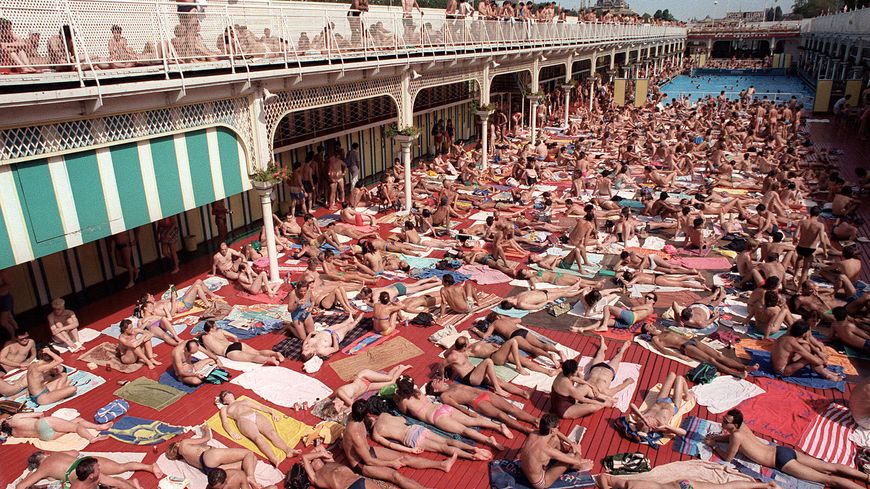 Le solarium de la piscine Deligny le 16 août 1987 à Paris.
