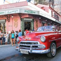 Des touristes devant le restaurant Floridita, à La Havane, l'un des bars préférés de Hemingway. L'amélioration des relations entre Cuba et les Etats-Unis a boosté le tourisme