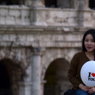 Femme tenant un ballon "I love you"