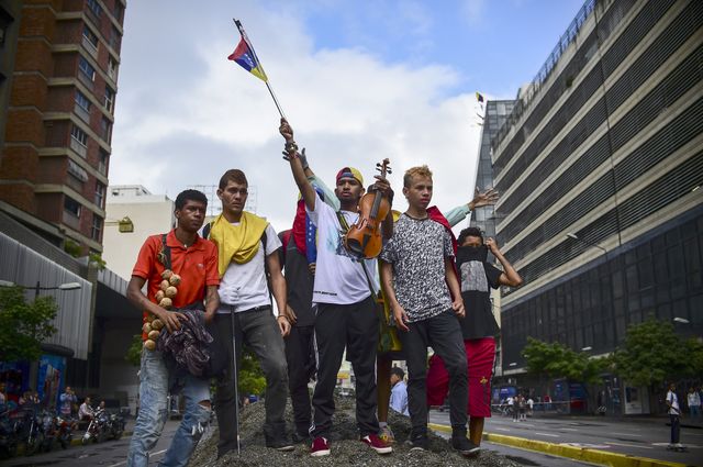 Des opposants bloquent une rue de Caracas, 18 juillet 2017