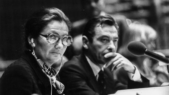 Simone Veil préside une séance du Parlement européen à Strasbourg le 12 octobre 1979 - Claude TRUONG-NGOC via Wikimedia Commons