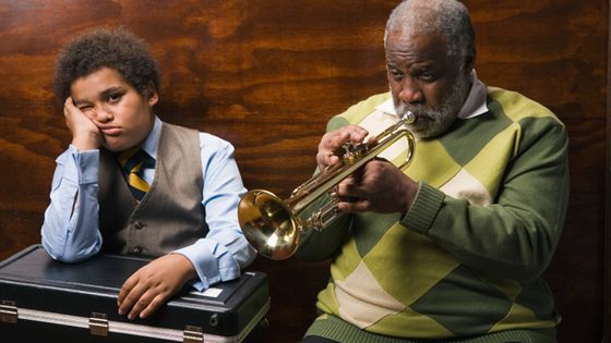 Bored preteen boy listening to grandfather playing trompet - Jupiterimages ©Radio France