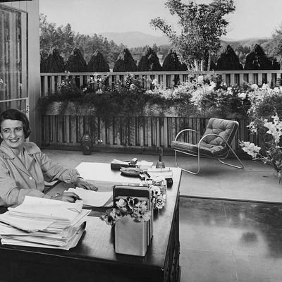 Ayn Rand assise à son bureau, au sein de sa maison dans la Vallée de San Fernando