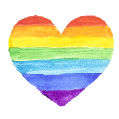 Arc-en-ciel aquarelle en forme de cœur.