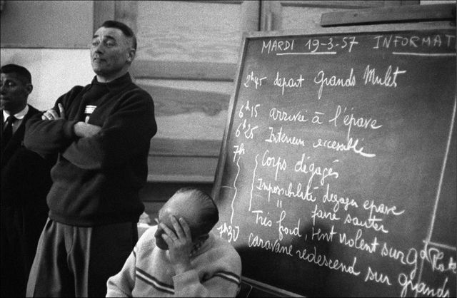 Les deux alpinisites Vincendon et Henry décèdent, égarés, lors de l'ascension du Mont-Blanc en décembre 1956. Une expédition redescend les corps des deux jeunes alpinistes le 19 et 20 mars 1957
