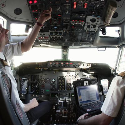 Un pilote et copilote effectuent leur routine de vérification avant vol à l'aéroport de Paris Roissy.