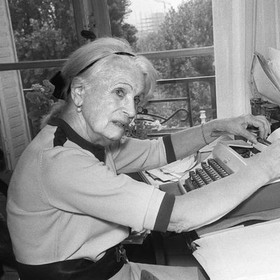 Marthe Richard rédigeant ses mémoires (1973)