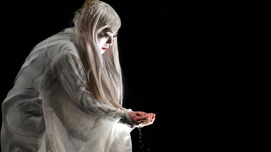 Antigone, interprétée par l'actrice japonaise Micari, dans la mise en scène de Satoshi Miyagi