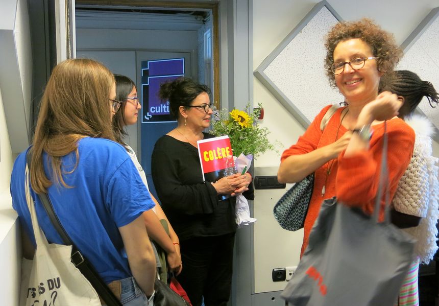 France Culture, cabine du studio 152... départ des jeunes du club de lecture Lekri Dezados en Seine-Saint-Denis, Aline Pailler et son bouquet ! & Valérie Beaugier ( de g. à d.)