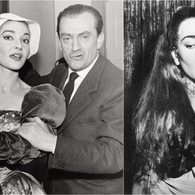 Mise en scène par Luchino Visconti, Maria Callas incarne le rôle-titre d'Anna Bolena, de Donizetti, à la Scala de Milan (à gauche). La diva est au zénith de sa carrière...