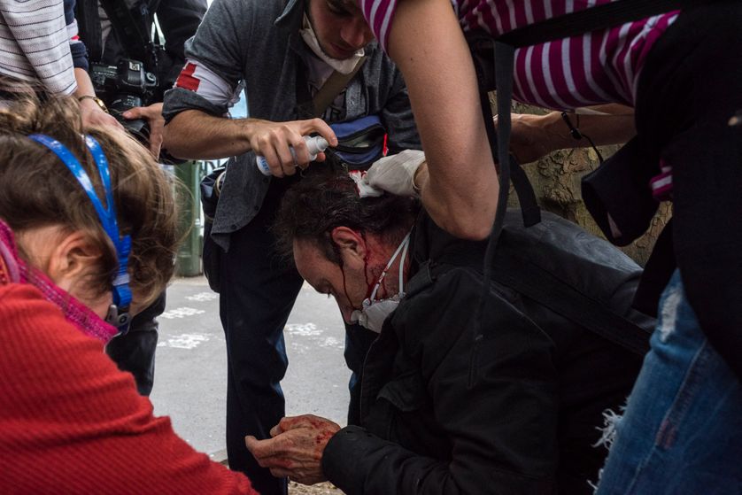 Un manifestant contre la Loi Travail reçoit des soins de la "team medic", après avoir été blessé lors de la manifestation du 14 juin 2016 entre Place d'Italie et Invalides.