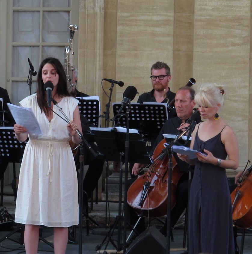 Judith Chemla (Antigone), Marion malenfant (Ismène) et l'Orchestre National de France, dans al cour du Musée Calvet