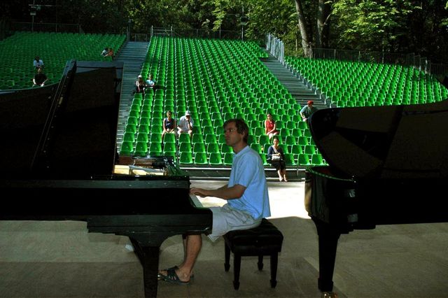 En 2004, le pianiste Nikolaï Lugansky teste les pianos proposés par le festival sur la scène en plein air