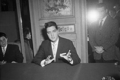 Elvis Presley à Paris en 1959, lors d'une conférence de presse Elvis Presley à Paris en 1959, lors d'une conférence de presse