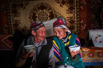 Teleihan Hussein et sa femme, nomades kazakhs, boivent un thé lors de leur transhumance hivernale à travers la Mongolie Teleihan Hussein et sa femme, nomades kazakhs, boivent un thé lors de leur transhumance hivernale à travers la Mongolie