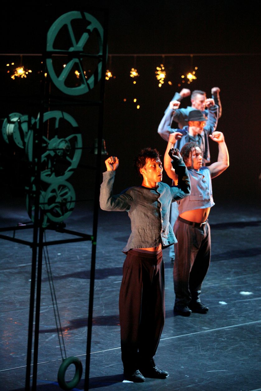 Des membres de la compagnie hip hop "Accrorap" interprètent, le 28 juillet 2008 à Périgueux leur création "Petites Histoires.com" dans le cadre de Mimos, festival international du mime de Périgueux.