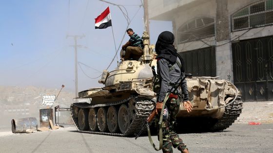 Véhicule blindé lors d’un affrontement entre les forces du gouvernement et les Houthis et pro-Saleh, au cours d’une opération dans la province de Taiz le 6 avril 2017 ©AFP - ABDULNASSER ALSEDDIK / ANADOLU AGENCY
