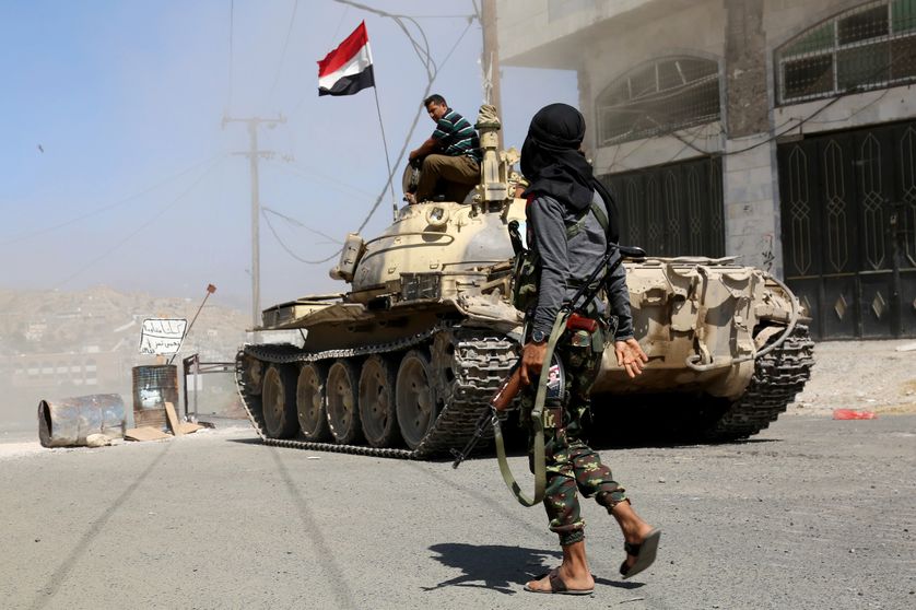 Véhicule blindé lors d’un affrontement entre les forces du gouvernement et les Houthis et pro-Saleh, au cours d’une opération dans la province de Taiz le 6 avril 2017