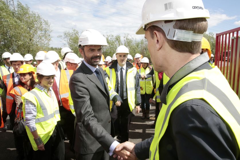 Edouard Philippe, accompagné de Nicolas Hulot visite les installations de Cryo Pur à Valenton (94) le 9 mai 2017.
