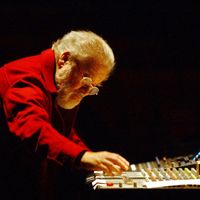 Pierre Henry, lors d'un concert à Nantes, en 2002.