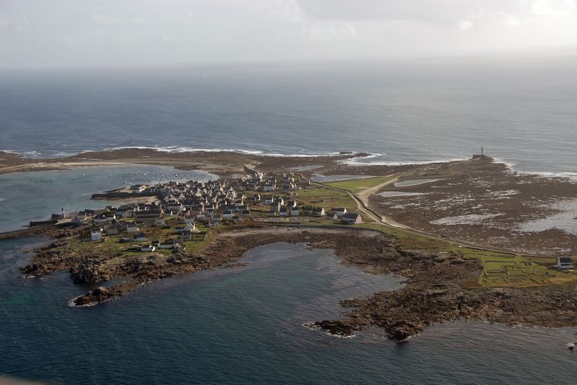 vue aérienne de l'ïle de Sein prise en 2006