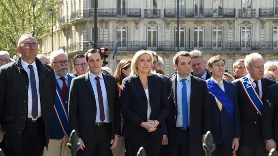 Les cadres du Front national devant la statue de Jeanne d'Arc. ©AFP - Dominique Faget