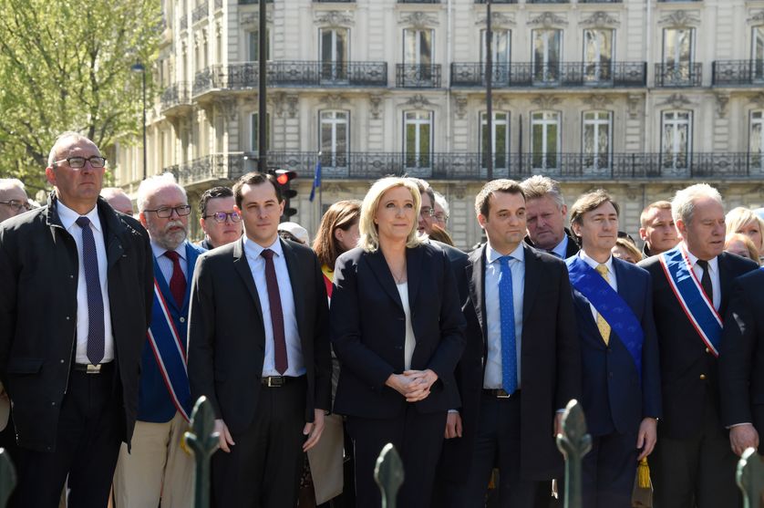 Les cadres du Front national devant la statue de Jeanne d'Arc.