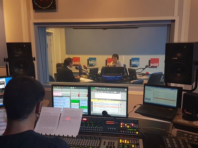 Christian Estrosi au micro de Marc Fauvelle dans les locaux de France Bleu Azur