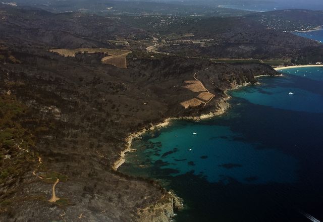 Dans le Var, 1 600 hectares ont brûlé autour de Bormes-les-Mimosas. Depuis les airs, l’ampleur de l’incendie est impressionnante