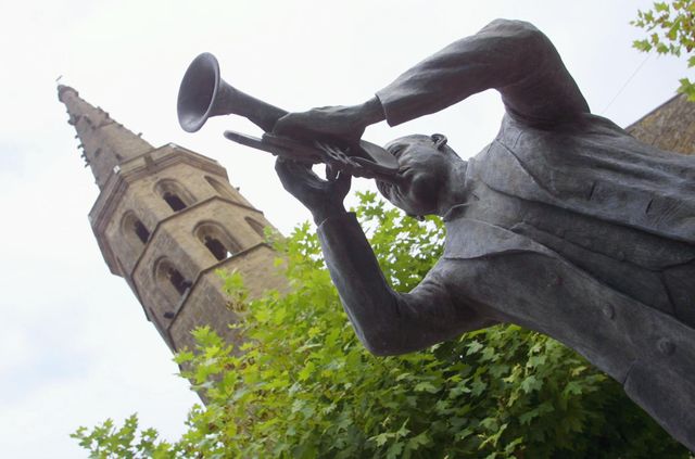 La statue de Wynton Marsalis, parrain du festival, installée devant l'ancien cloître de Marciac