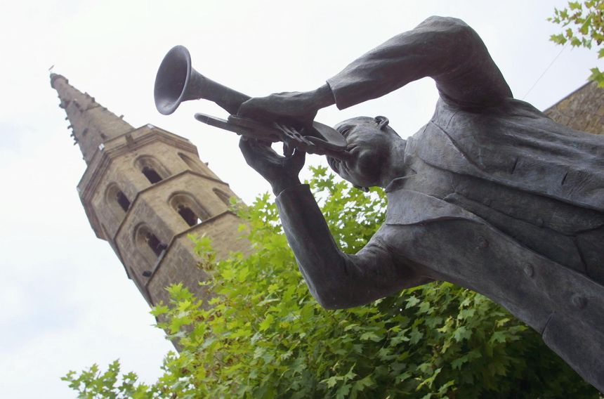 La statue de Wynton Marsalis, parrain du festival, installée devant l'ancien cloître de Marciac