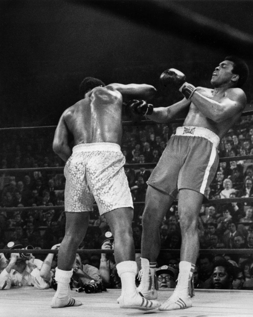 Joe Frazier conservait son titre de champion du monde de boxe des poids lourds en battant aux points Mohamed Ali à l'issu du combat dit "le match du siècle", le 8 mars 1971, au Madison Square Garden