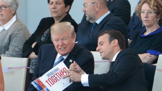 Donald Trump et Emmanuel Macron sur les Champs-Elysées le 14 juillet 2017 ©AFP - Joel SAGET