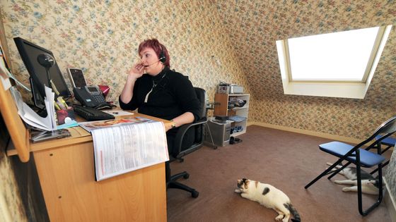 Une employée d'un centre d'appel travaille depuis son domicile à la Guerche-de-Bretagne, le 9 janvier 2009. ©AFP - MARCEL MOCHET