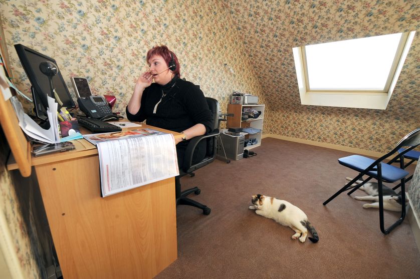 Une employée d'un centre d'appel travaille depuis son domicile à la Guerche-de-Bretagne, le 9 janvier 2009.