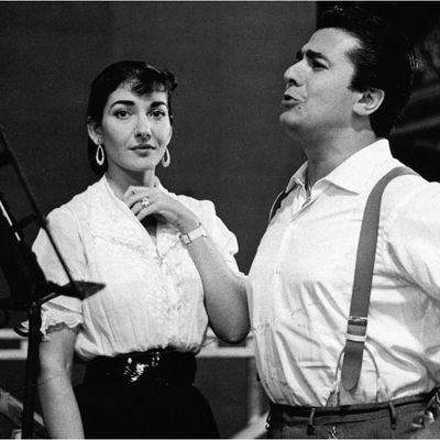 Le début d'un long compagnonnage artistique, en studio et sur les scènes d'opéra : Maria Callas et le ténor Giuseppe di Stefano...
