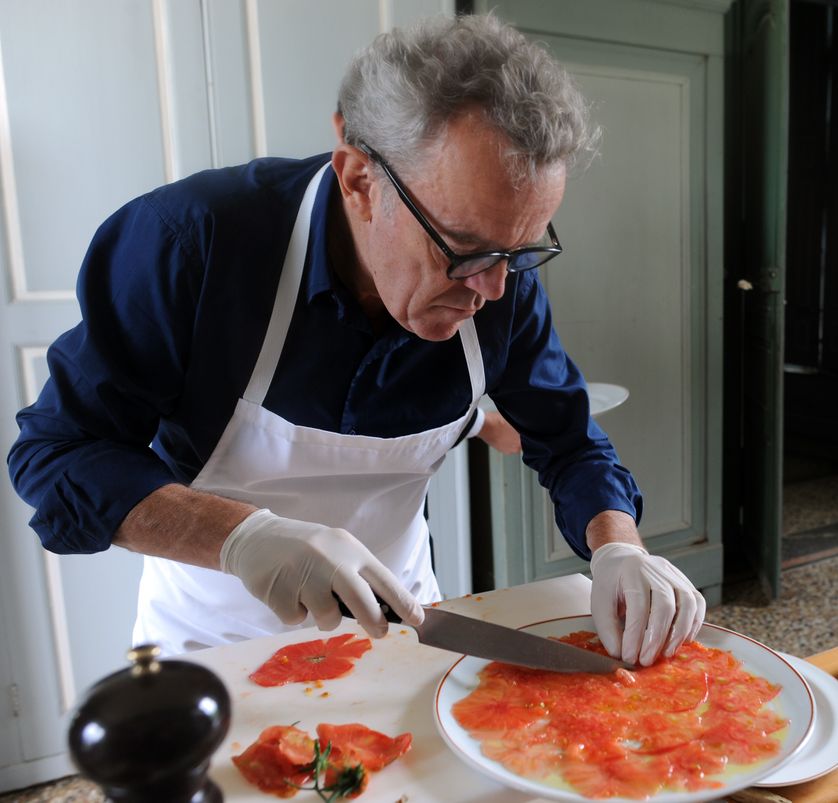 Alain Passard préparant un carpaccio de tomate