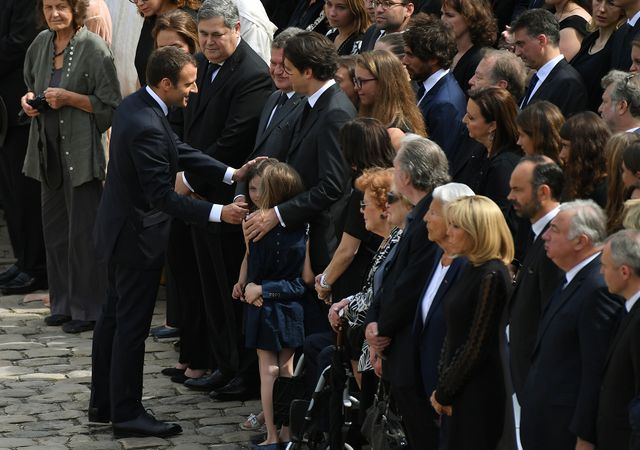 Emmanuel Macron salue la famille de Simone Veil.