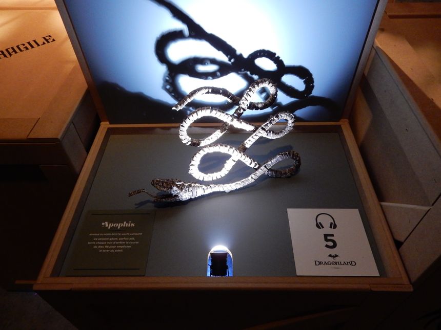 Sculpture du Dieu Apophis, réalisée par Alice Morlon pour l'exposition.