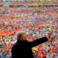 Le président des États-Unis, Donald Trump, salue la foule lors du Scout National Jamboree de 2017