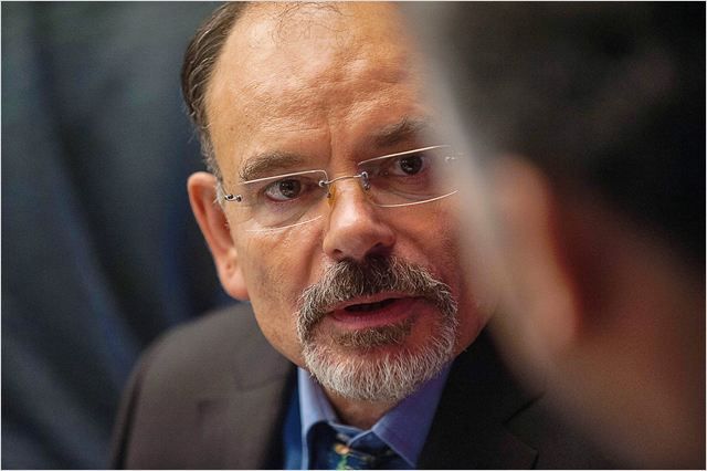 Jean-Pierre Darroussin alias Henri Duflot dans Le Bureau des légendes