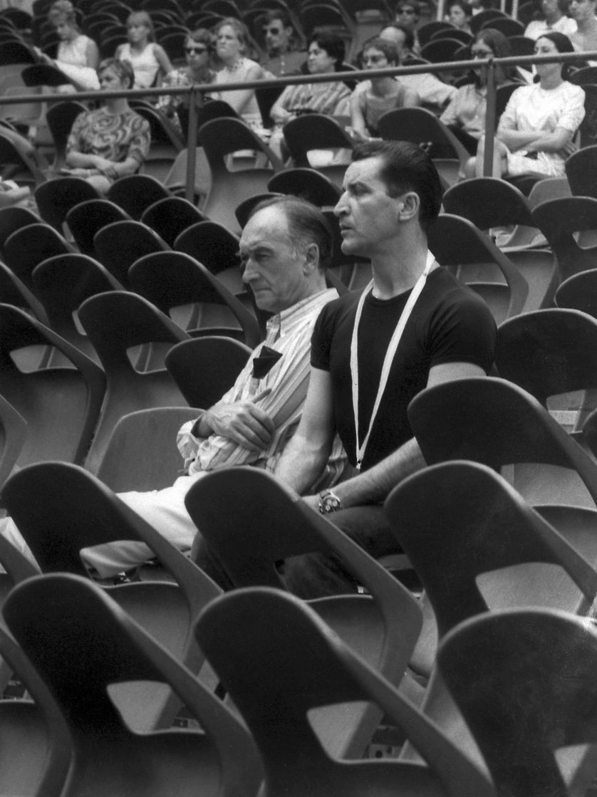 03 août 1967, Jean Vilar et Maurice Béjart dans la Cour d'Honneur, à l'occasion d'une répétition du ballet de Béjart Messe pour le temps présent.