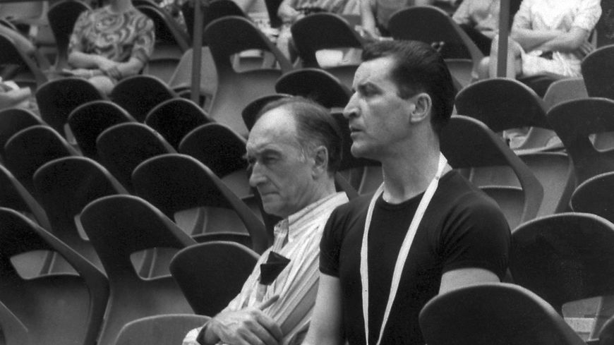 03 août 1967, Jean Vilar et Maurice Béjart dans la Cour d'Honneur, à l'occasion d'une répétition du ballet de Béjart Messe pour le temps présent.