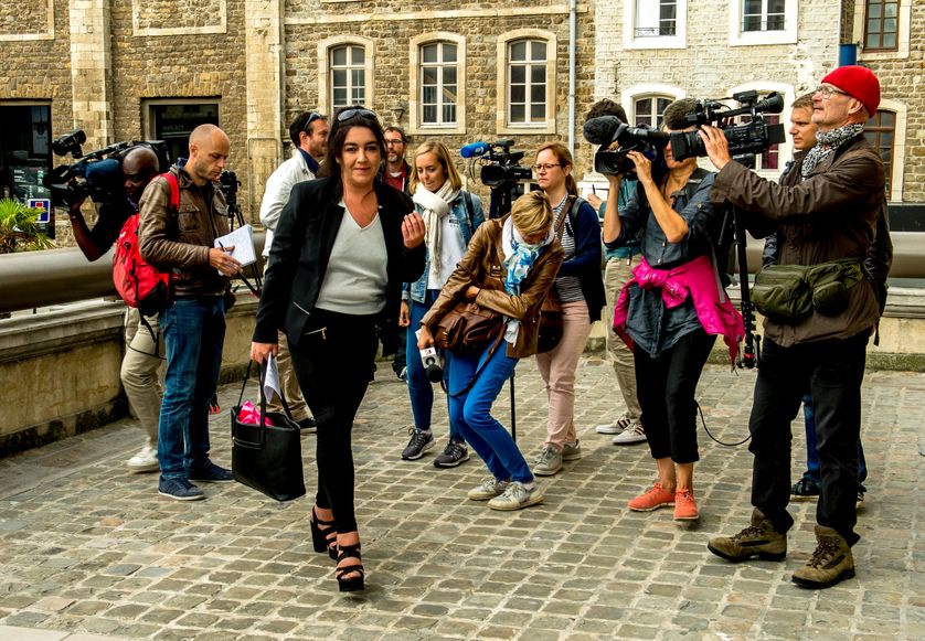 Béatrice Huret, ex-sympathisante FN, entourée par les journalistes le 26 juin au tribunal correctionnel de Boulogne-sur-Mer.