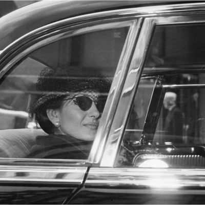 Photographiée ici en 1959 à Hambourg, Callas joue le rôle de sa vie sur scène - identification d'une femme au destin de grandes héroïnes tragiques...