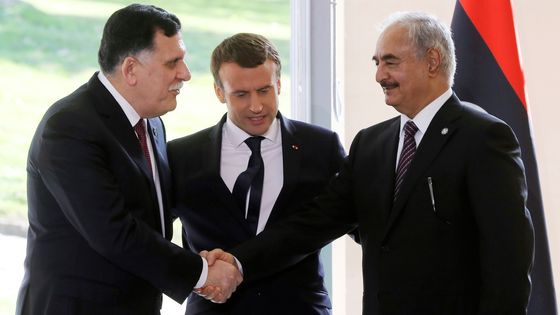 Une poignée de main symbolique entre Haftar et al Sarraj le 25 juillet à la Celle-Saint-Cloud. ©AFP - Jacques Demarthon