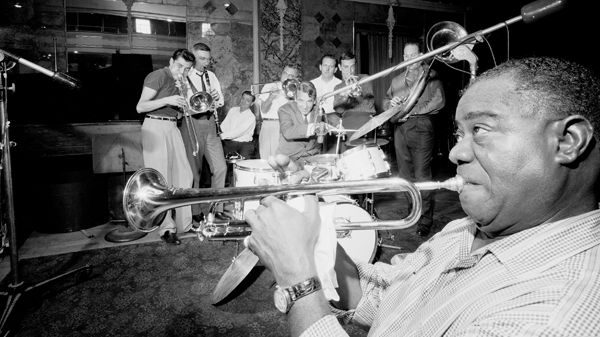 Le trompettiste Louis Armstrong en studio d'enregistrement avec les Dukes of Dixieland, au début des années 1960.