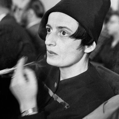 Ayn Rand tenant une cigarette à la main