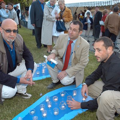 Charlélie Couture et Roméo sarfati avec Eric Mouzin le 25 mai 2004 au Champs de Mars